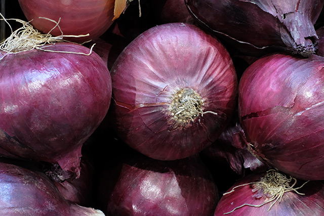 Image: Red onions found to fight cancer more powerfully than yellow or white onions