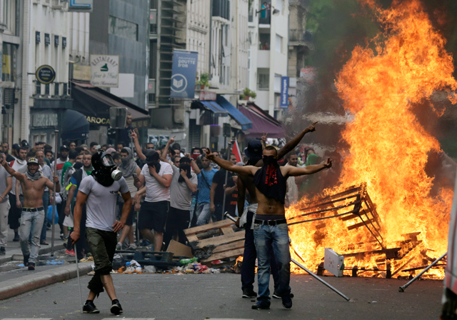 Image: Paris protests are about rising gas taxes but the dishonest American media won’t tell you why: “Climate change”