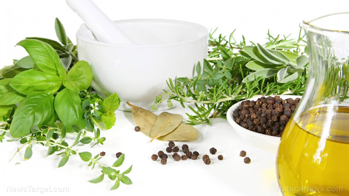 Image: Use oregano oil as a natural method to clean food surfaces