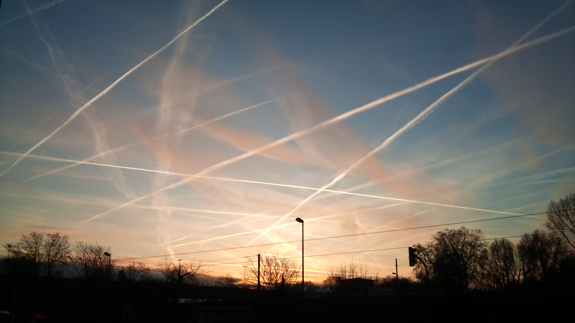 Image: Geoengineering may destroy us all: Hysterical climate change scientists now trying to DIM the sun through planned atmospheric pollution