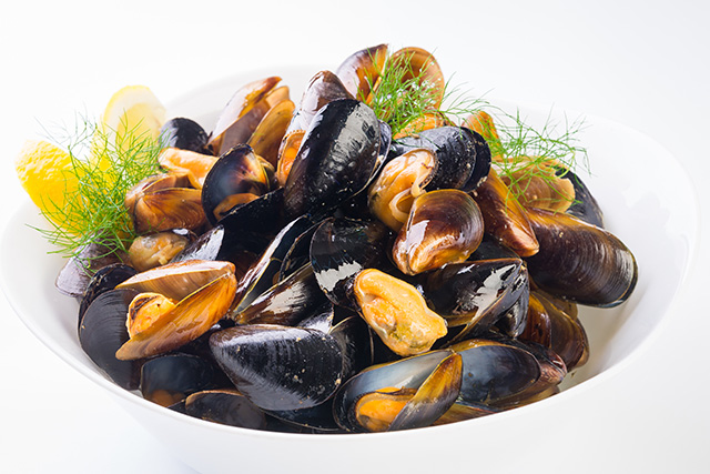 Image: How about plastic for dinner? It is showing up in mussels from the Arctic to China, and ending up on our plates