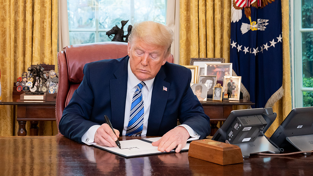 Image: Trump signs executive order to promote ‘patriotic education’ day before election