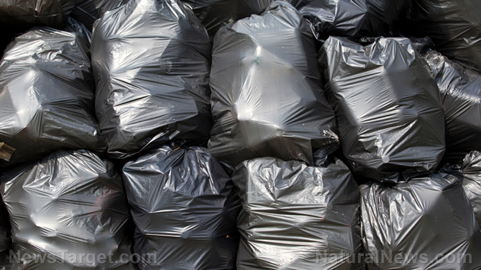 Image: Garbage piles up as NYC sanitation workers protest vaccine mandates