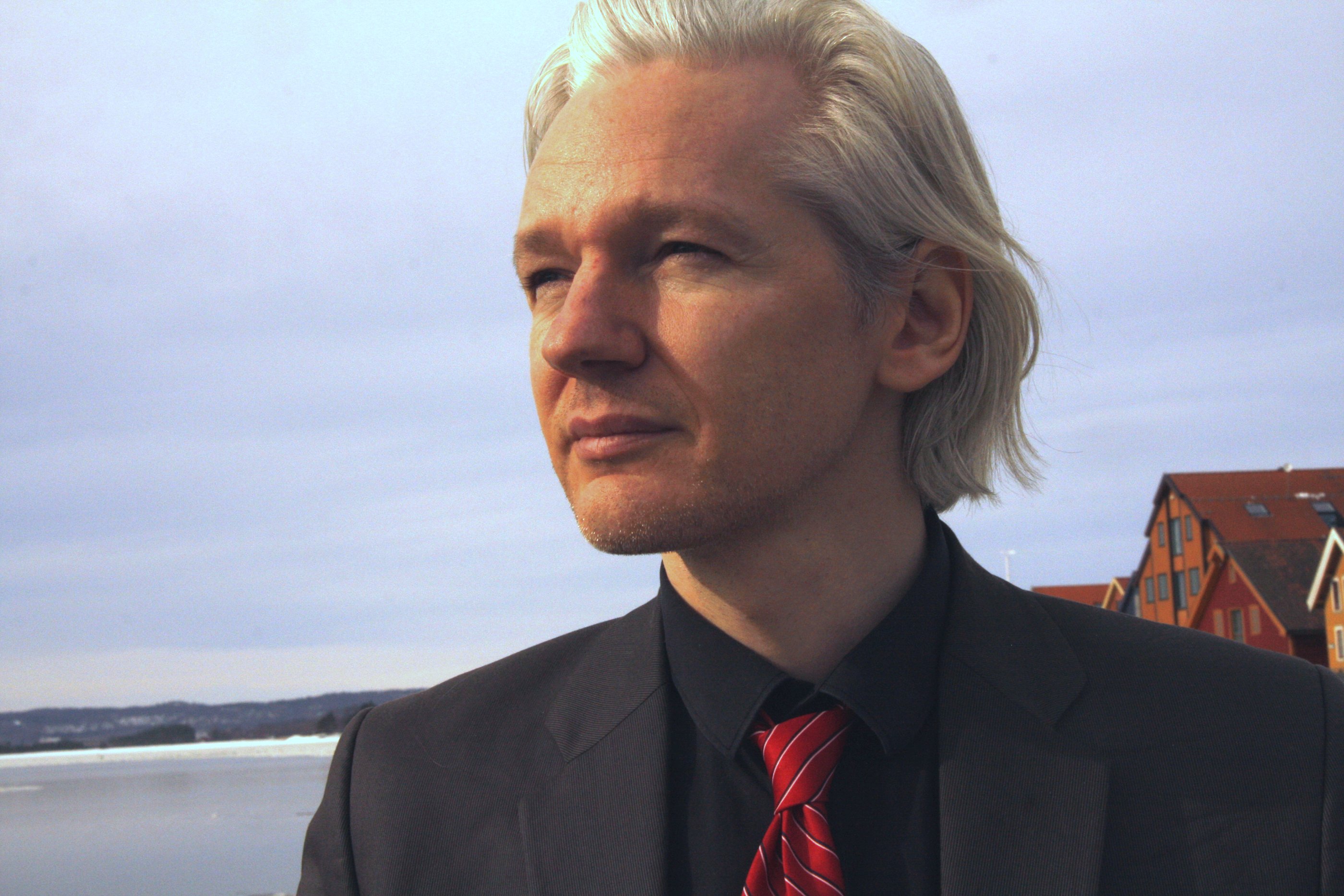 Image: British judge OK’s extradition of WikiLeaks founder Julian Assange to U.S.; he should be FREED for exposing the globalist deep state