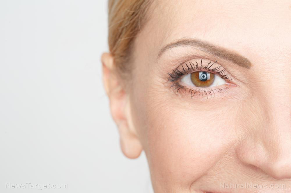 Image: Prevent age-related cataracts by increasing your intake of vitamins and carotenoids