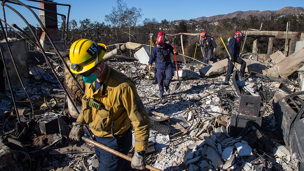 Delayed evacuation order in Pacific Palisades wildfire left homes burning and roads gridlocked, AP finds – NaturalNews.com